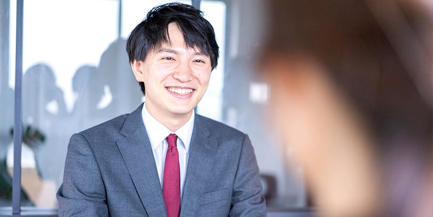 笑顔でお客さまと対話する男性スタッフ