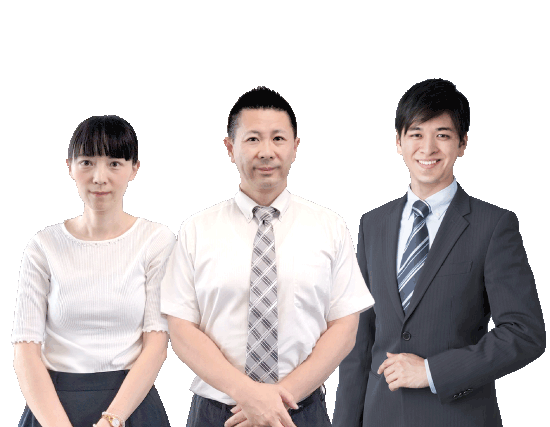 笑顔で立つ３名のスタッフ